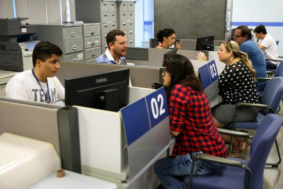 Começa sexta saque de contas inativas do FGTS para nascidos entre junho e agosto