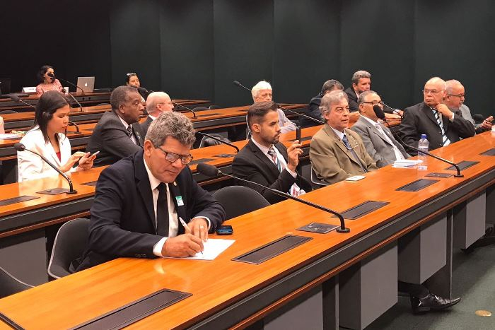 Deputado Gika Lopes vai a Brasília discutir a situação do cacau e da celulose na Bahia