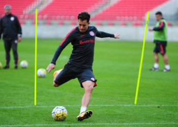 Bahia acerta contratação de meia do Internacional