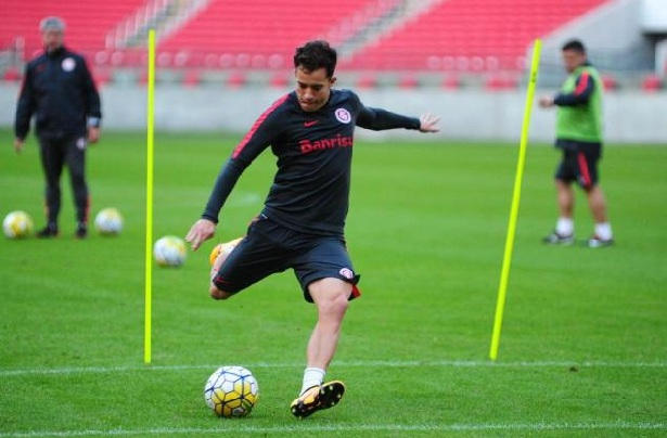 Bahia acerta contratação de meia do Internacional