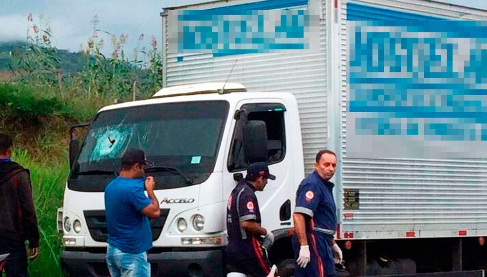 Passageiro de caminhão é atingido por pedra e morre dentro de veículo