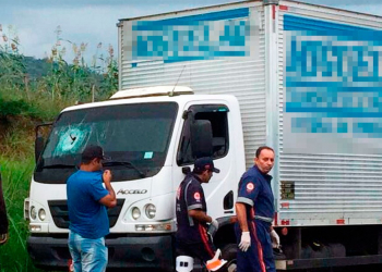 Passageiro de caminhão é atingido por pedra e morre dentro de veículo