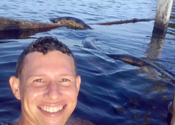 Jovem tira foto com anaconda em rio no Amazonas e vira hit na internet