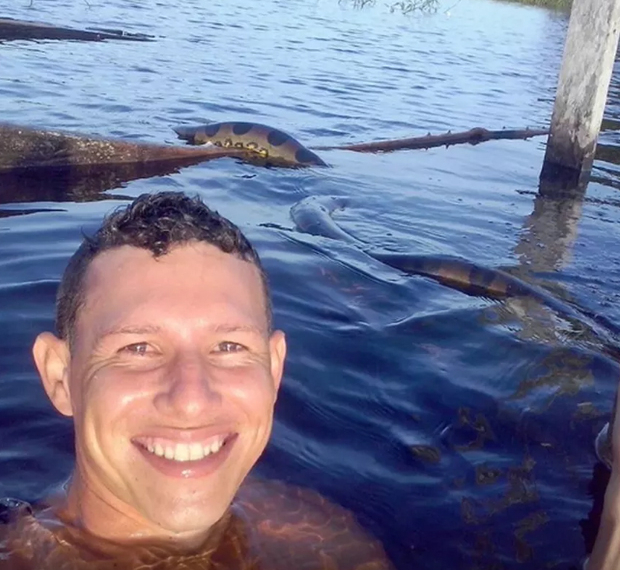 Jovem tira foto com anaconda em rio no Amazonas e vira hit na internet