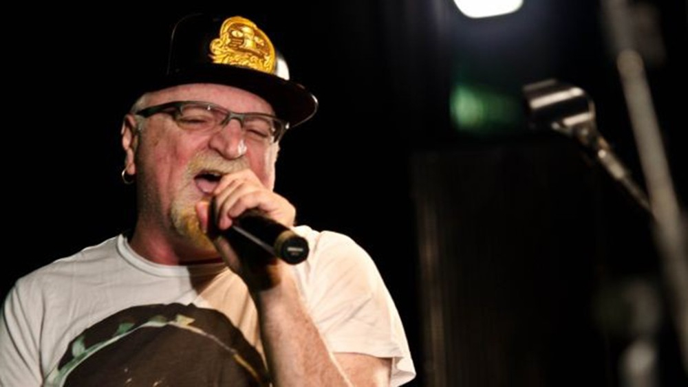 Corpo do cantor Kid Vinil é enterrado em cemitério na Zona Sul de SP