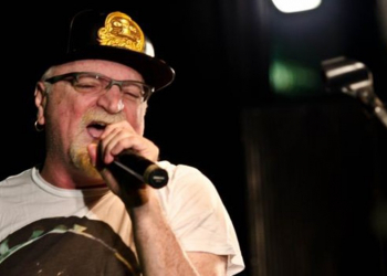 Corpo do cantor Kid Vinil é enterrado em cemitério na Zona Sul de SP