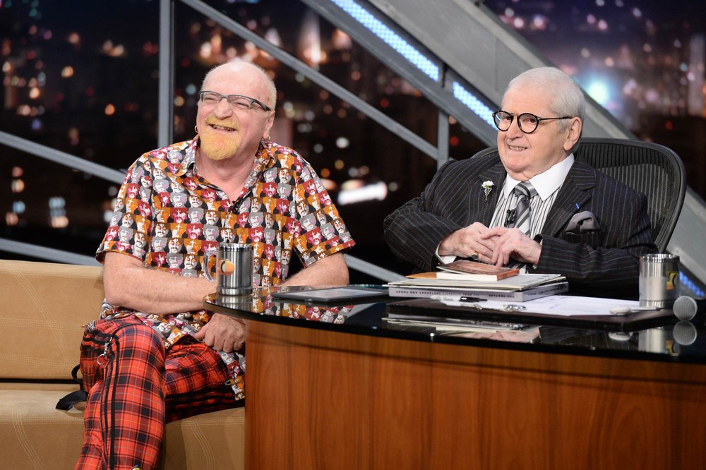 Corpo do cantor Kid Vinil é enterrado em cemitério na Zona Sul de SP