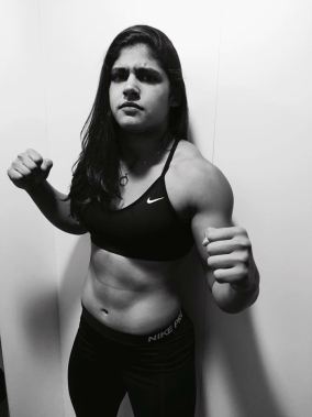 Coiteense Michele Oliveira vence na estreia no MMA