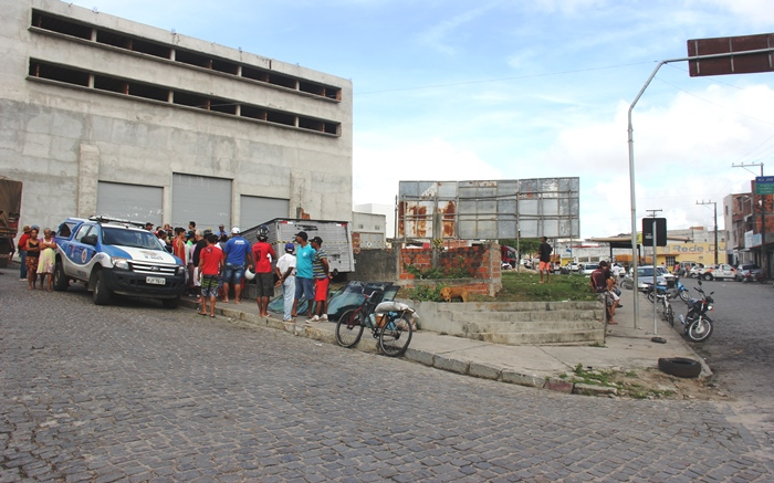 Coité – Mulher é encontrada morta dentro de construção abandonada na Avenida Senhora Santana