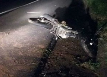 Motociclista morre após atropelar pedestre