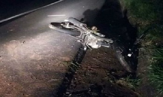 Motociclista morre após atropelar pedestre