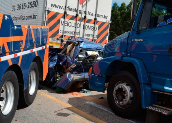 Motorista tem apenas ferimentos leves após carro ser esmagado por carretas na BR116