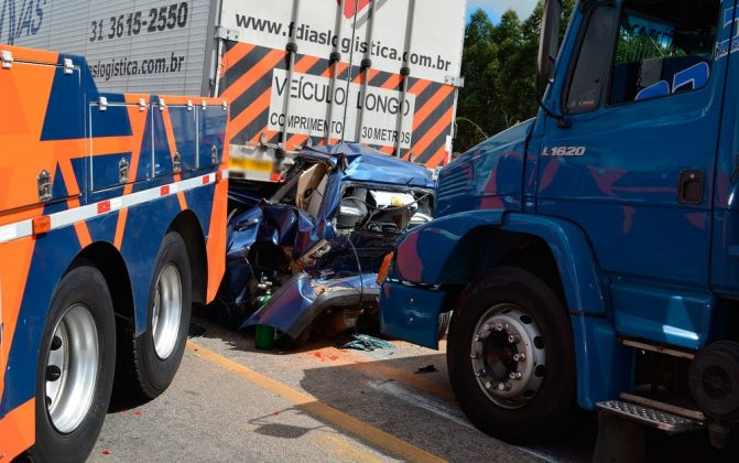 Motorista tem apenas ferimentos leves após carro ser esmagado por carretas na BR116