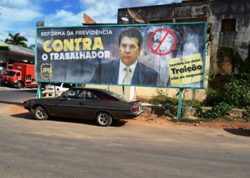 Deputado Federal Arthur Maia é taxado de traidor em outdoors espalhados em Brumado