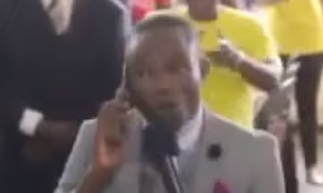 Durante culto, pastor liga para Deus usando celular: “Alô, é do céu?”