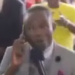 Durante culto, pastor liga para Deus usando celular: “Alô, é do céu?”