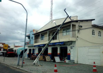 Cansanção: poste com rede de alta tensão cai sobre telhado de casa e Coelba não aparece para desligar sistema