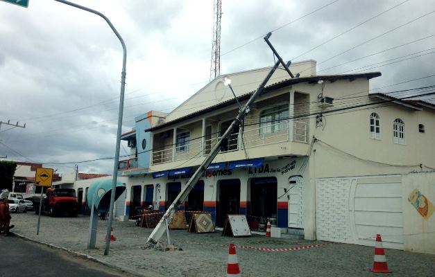 Cansanção: poste com rede de alta tensão cai sobre telhado de casa e Coelba não aparece para desligar sistema