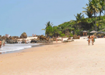 Casal é preso ao praticar sexo em praia de nudismo