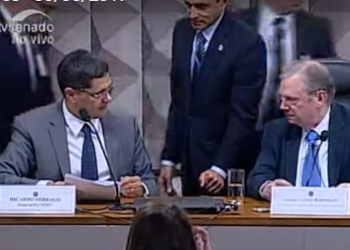 Após acordo, votação da reforma trabalhista é transferida para terça-feira