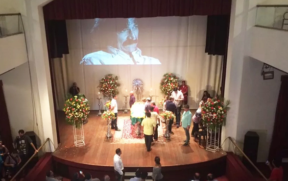CE – Fãs recebem o corpo de Belchior em Sobral; sepultamento será em Fortaleza