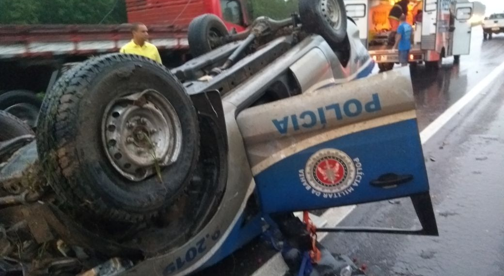 Viatura da PM capota na BR-324, em Amélia Rodrigues