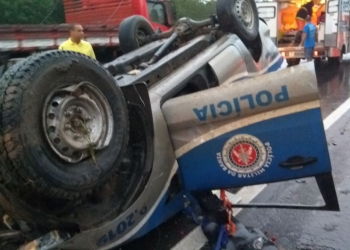 Viatura da PM capota na BR-324, em Amélia Rodrigues