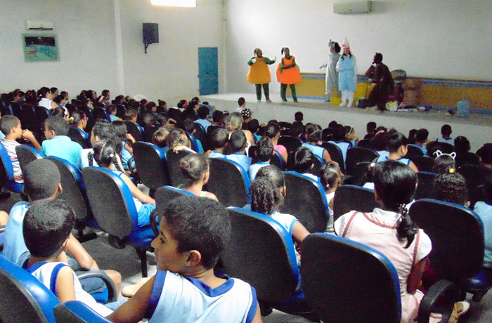 Apresentação teatral da Embasa aborda água e meio ambiente para estudantes em Santaluz