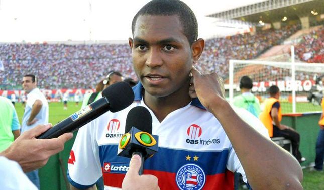 Capotamento deixa um morto e ex-jogador do Bahia ferido