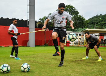 Vitória oficializa contratação de Wallace