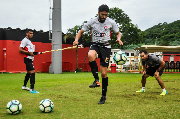 Vitória oficializa contratação de Wallace