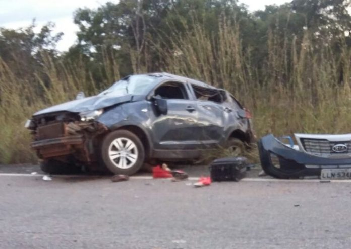 Capotamento deixa um morto e ex-jogador do Bahia ferido