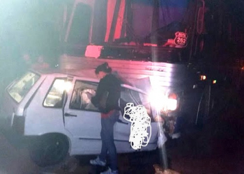 Colisão envolvendo Uno e ônibus mata seis de uma mesma família