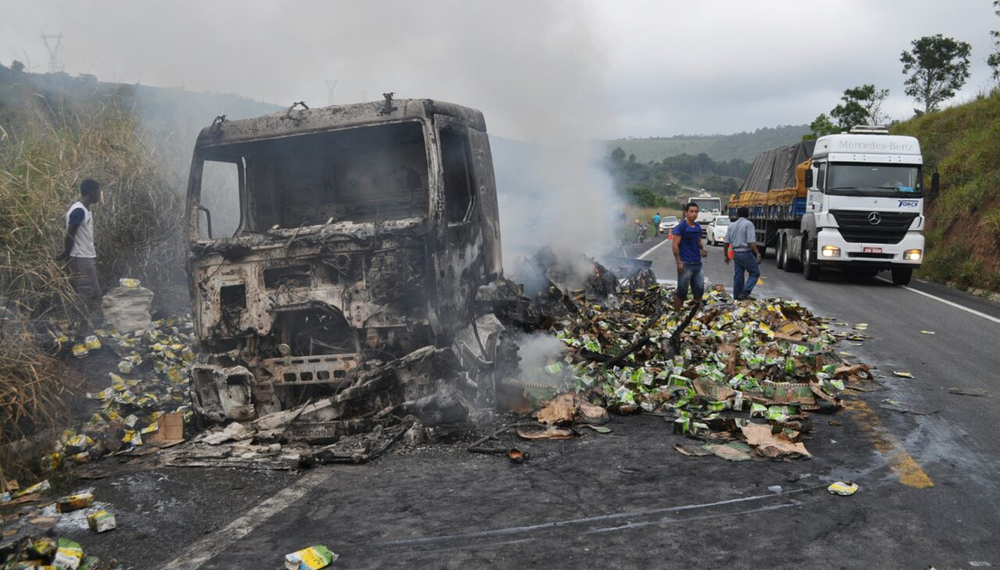 Caminhão carregado de leite pega fogo e motorista escapa ileso na BR-101
