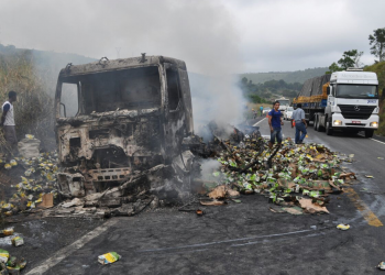 Caminhão carregado de leite pega fogo e motorista escapa ileso na BR-101