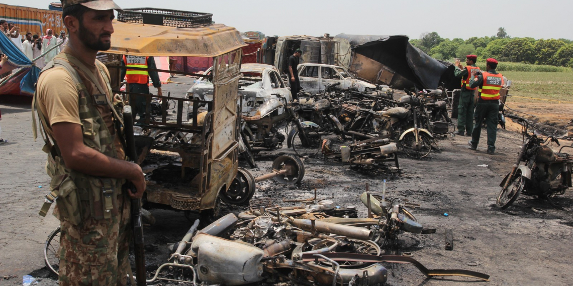 Explosão de caminhão-tanque mata mais de 140 pessoas no Paquistão