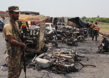 Explosão de caminhão-tanque mata mais de 140 pessoas no Paquistão