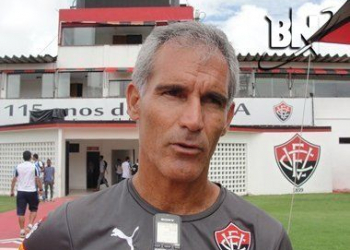 Vitória volta a tentar contratação de Carlos Amadeu, revela dirigente