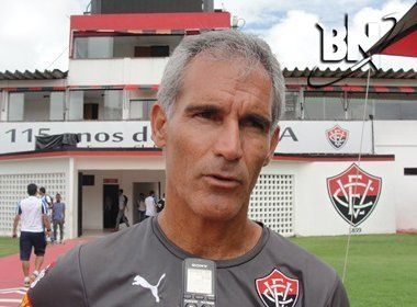 Vitória volta a tentar contratação de Carlos Amadeu, revela dirigente
