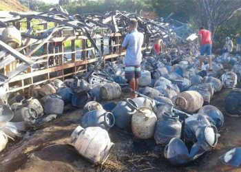 Carreta que levava botijões tomba e carga explode