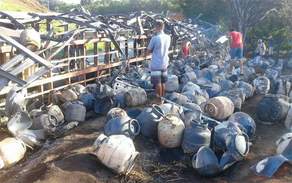 Carreta que levava botijões tomba e carga explode
