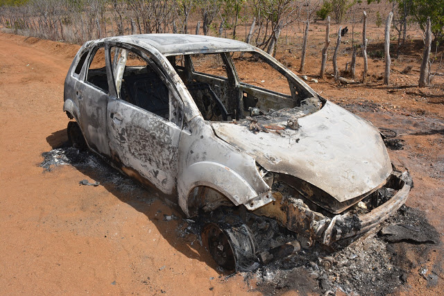 Jaguarari – Corpo carbonizado é encontrado em veículo incendidado