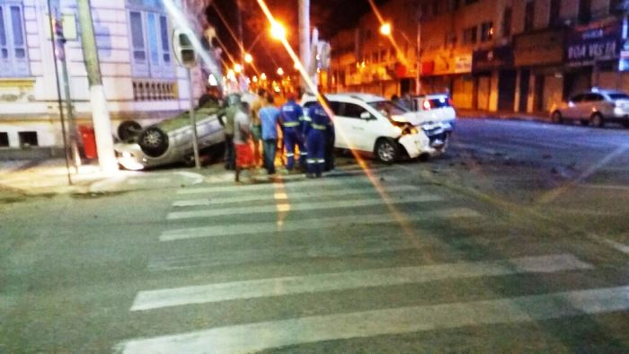 Colisão entre táxis deixa um morto no centro de Feira de Santana