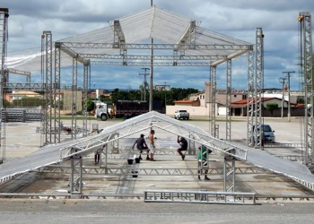 Estrutura da festa de São João em Euclides da Cunha visa proteger parte do público das possíveis chuvas