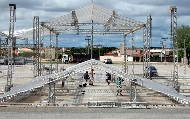 Estrutura da festa de São João em Euclides da Cunha visa proteger parte do público das possíveis chuvas