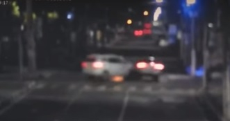 Câmera de monitoramento registrar momento de colisão entre taxis em Feira de Santana; um taxista morreu