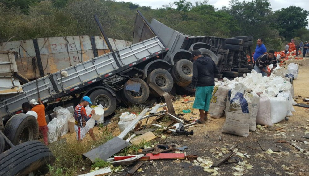 Três morrem após batida entre caminhão e carreta na BR 242 próximo a Seabra