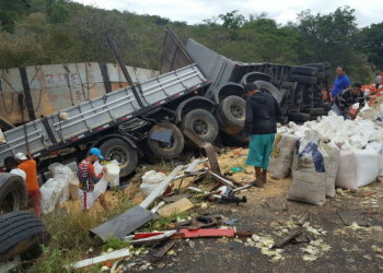Três morrem após batida entre caminhão e carreta na BR 242 próximo a Seabra