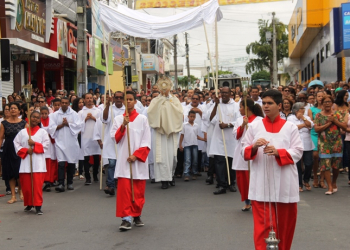Sem os tradicionais tapetes, católicos coiteenses celebram a procissão de Corpus Christi; padre justifica ausência
