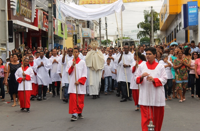 Sem os tradicionais tapetes, católicos coiteenses celebram a procissão de Corpus Christi; padre justifica ausência